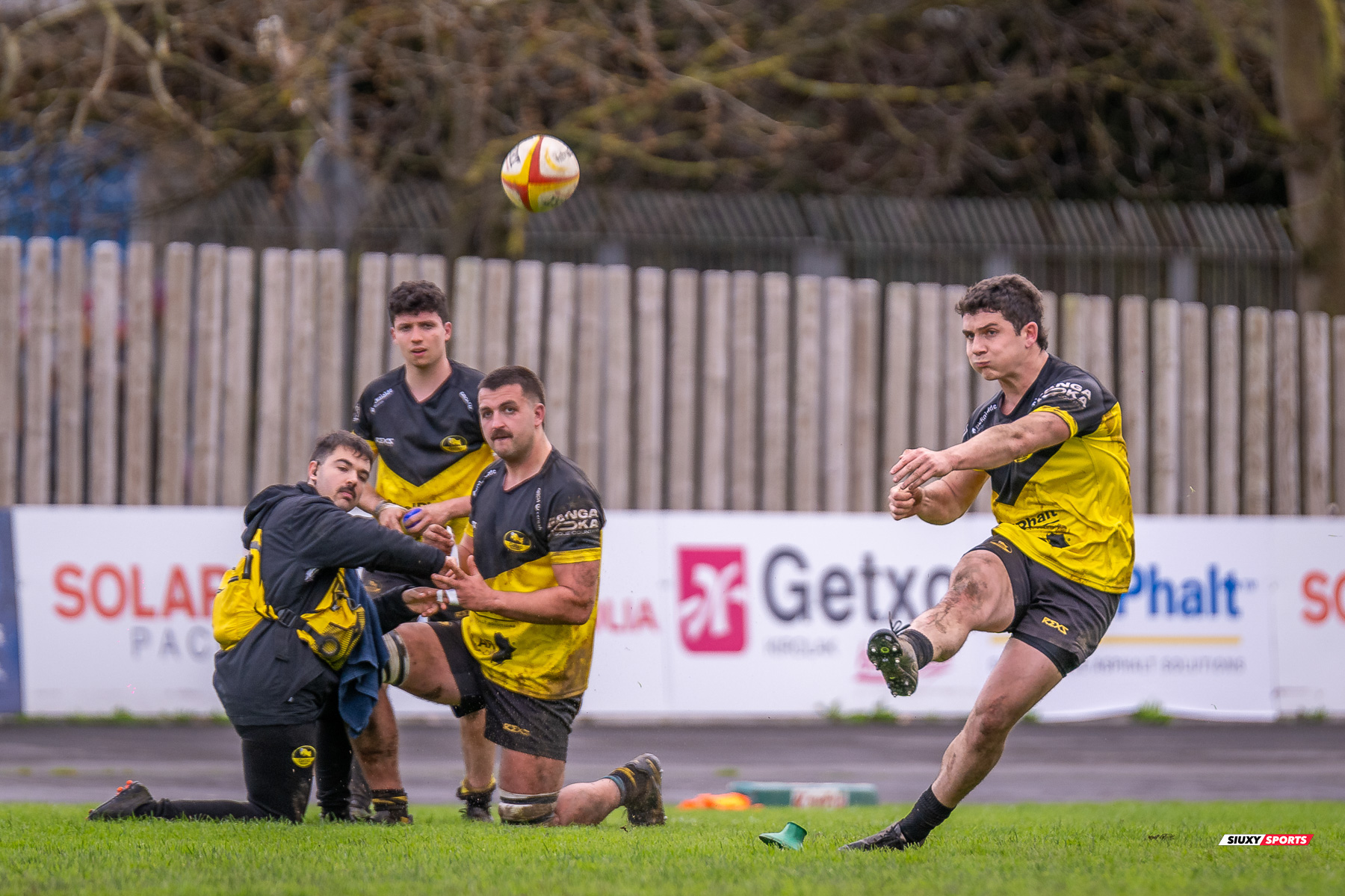 Peio ARRATE ZELAIA - Jon AZKORRA MAIR - Mattew Edward BROADBENT -  Getxo Artea Rugby Taldea - Club de Rugby Sant Cugat - Rugby - Élite Div Honor B masculina - Getxo (17) vs (5) Sant Cugat (#E24DBMGETSC03) Photo by: Fredy Monfoto | Siuxy Sports 2024-03-03